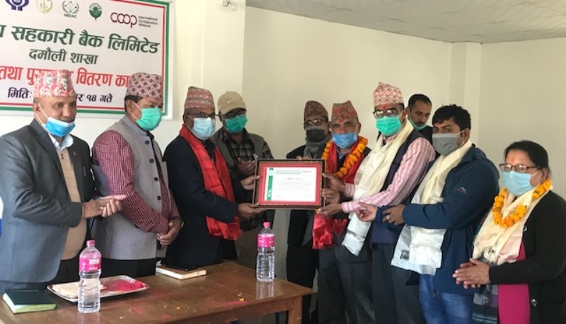 तनहुँका रोयल र साहारा  कृषि सहकारी पुरस्कृत